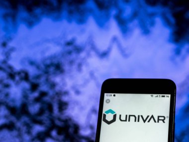 Kiev, Ukrayna - 28 Aralık 2018: Univar şirket logosu akıllı telefon görüntülenen gördüm
