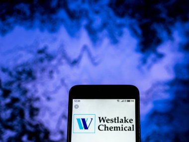 Kiev, Ukrayna - 28 Aralık 2018: Westlake kimyasal şirket logosu üretim Petrokimya akıllı telefon görüntülenen gördüm