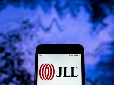Kiev, Ukrayna - 28 Aralık 2018: Jones Lang Lasalle dahil yatırım yönetim şirket logosu akıllı telefon görüntülenen gördüm