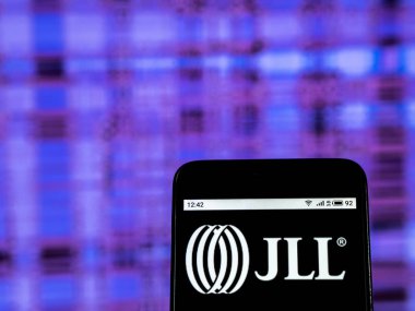 Kiev, Ukrayna - 28 Aralık 2018: Jones Lang Lasalle dahil yatırım yönetim şirket logosu akıllı telefon görüntülenen gördüm