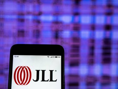 Kiev, Ukrayna - 28 Aralık 2018: Jones Lang Lasalle dahil yatırım yönetim şirket logosu akıllı telefon görüntülenen gördüm