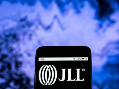 Kiev, Ukrayna - 28 Aralık 2018: Jones Lang Lasalle dahil yatırım yönetim şirket logosu akıllı telefon görüntülenen gördüm
