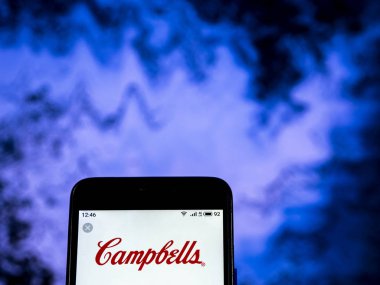 Kiev, Ukrayna - 28 Aralık 2018: Campbell çorba şirket logosu akıllı telefon görüntülenen gördüm