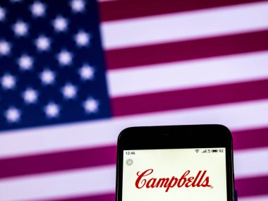 Kiev, Ukrayna - 28 Aralık 2018: Campbell çorba şirket logosu akıllı telefon görüntülenen gördüm