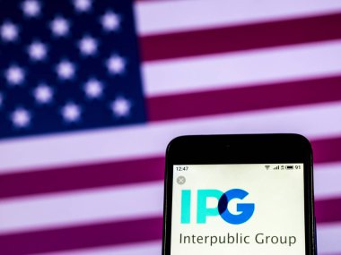 Kiev, Ukrayna - 28 Aralık 2018: Interpublic akıllı telefon görüntülenen grup şirketleri reklam şirket logosu gördüm