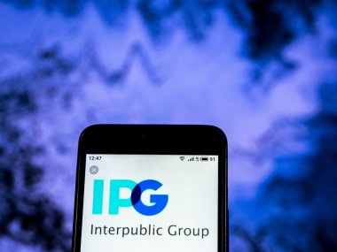Kiev, Ukrayna - 28 Aralık 2018: Interpublic akıllı telefon görüntülenen grup şirketleri reklam şirket logosu gördüm