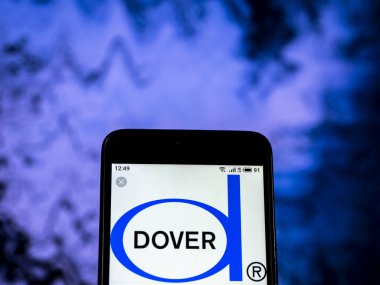 Kiev, Ukrayna - 28 Aralık 2018: Dover yayınları Yayıncılık şirket logosu akıllı telefon görüntülenen gördüm