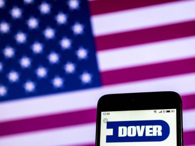Kiev, Ukrayna - 28 Aralık 2018: Dover Corporation şirketi şirket logosu akıllı telefon görüntülenen gördüm