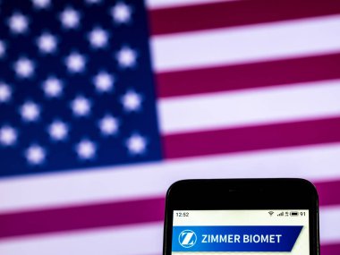 Kiev, Ukrayna - 28 Aralık 2018: Zimmer BIOMET şirket logosu akıllı telefon görüntülenen gördüm