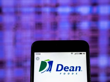 Kiev, Ukrayna - 28 Aralık 2018: Dean gıdalar süt ürün şirket logosu akıllı telefon görüntülenen gördüm
