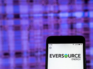 Kiev, Ukrayna - 28 Aralık 2018: Eversource enerji elektrik hizmetleri şirket logosu akıllı telefon görüntülenen gördüm