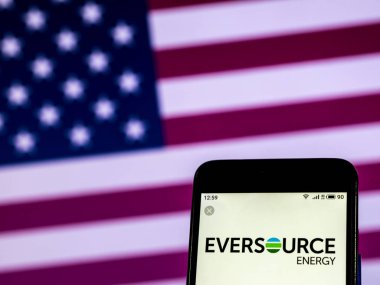 Kiev, Ukrayna - 28 Aralık 2018: Eversource enerji elektrik hizmetleri şirket logosu akıllı telefon görüntülenen gördüm