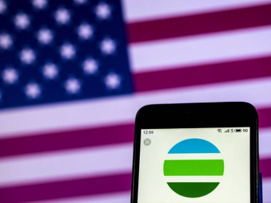 Kiev, Ukrayna - 28 Aralık 2018: Eversource enerji elektrik hizmetleri şirket logosu akıllı telefon görüntülenen gördüm