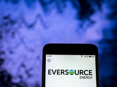 Kiev, Ukrayna - 28 Aralık 2018: Eversource enerji elektrik hizmetleri şirket logosu akıllı telefon görüntülenen gördüm