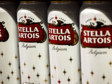 Kiev, Ukrayna - 28 Aralık 2018: Stella satır Artois bira kutuları mağaza