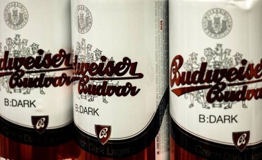 Kiev, Ukrayna - 28 Aralık 2018: Satır Budweiser koyu bira kutuları mağaza