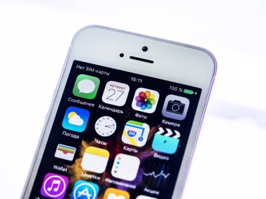 Kiev, Ukrayna - 27 Aralık 2018: Kutsal kişilerin resmi üstünde belgili tanımlık iphone 8s perde Kiril yazıtları ile