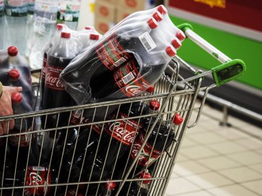 Kiev, Ukrayna - 27 Aralık 2018: plastik Coca-Cola şişeleri bir süpermarkette dolu dolu bir sepeti
