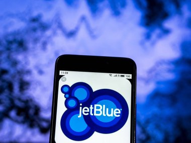 Kiev, Ukrayna - 30 Aralık 2018: Jetblue havayolu logo akıllı telefon görüntülenen gördüm