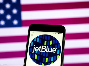 Kiev, Ukrayna - 30 Aralık 2018: Jetblue havayolu logo akıllı telefon görüntülenen gördüm
