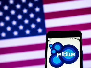 Kiev, Ukrayna - 30 Aralık 2018: Jetblue havayolu logo akıllı telefon görüntülenen gördüm