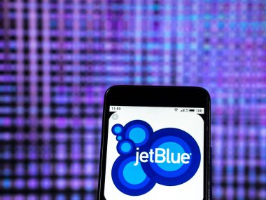 Kiev, Ukrayna - 30 Aralık 2018: Jetblue havayolu logo akıllı telefon görüntülenen gördüm