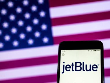 Kiev, Ukrayna - 30 Aralık 2018: Jetblue havayolu logo akıllı telefon görüntülenen gördüm