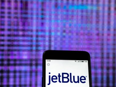 Kiev, Ukrayna - 30 Aralık 2018: Jetblue havayolu logo akıllı telefon görüntülenen gördüm