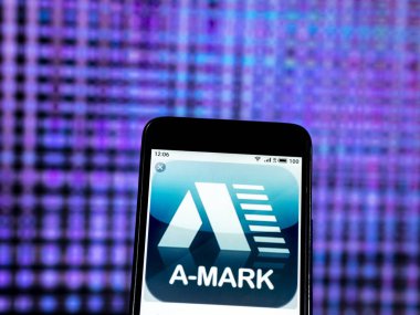 Kiev, Ukrayna - 30 Aralık 2018: A-Mark değerli metaller şirket logosu akıllı telefon görüntülenen gördüm