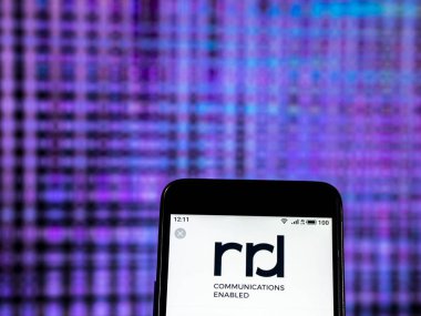 Kiev, Ukrayna - 30 Aralık 2018: Rr Donnelley baskı şirket logosu akıllı telefon görüntülenen gördüm