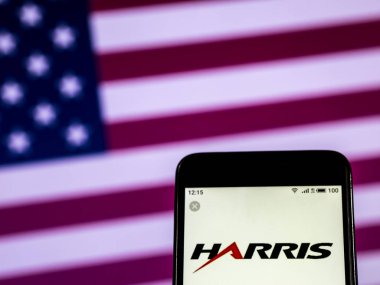 Kiev, Ukrayna - 30 Aralık 2018: Harris Corporation logo akıllı telefon görüntülenen gördüm