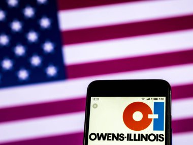 Kiev, Ukrayna - 30 Aralık 2018: Owens-Illinois cam şirket logosu akıllı telefon görüntülenen gördüm