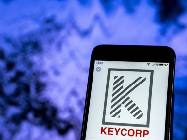 Kiev, Ukrayna - 30 Aralık 2018: Keybank bireysel bankacılık şirket logosu akıllı telefon görüntülenen gördüm