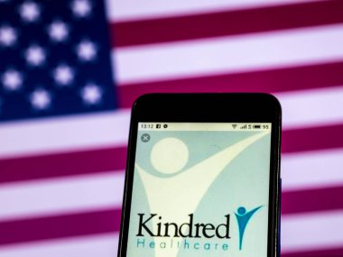 Kiev, Ukrayna - 30 Aralık 2018: Akraba sağlık şirket logosu akıllı telefon görüntülenen gördüm