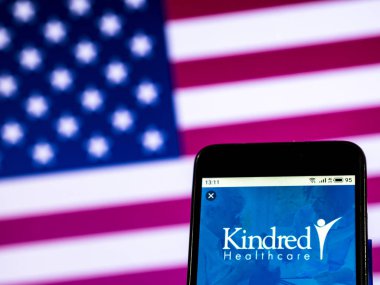 Kiev, Ukrayna - 30 Aralık 2018: Akraba sağlık şirket logosu akıllı telefon görüntülenen gördüm