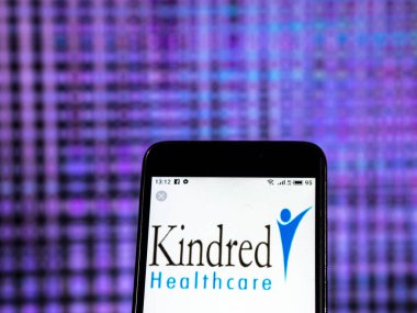 Kiev, Ukrayna - 30 Aralık 2018: Akraba sağlık şirket logosu akıllı telefon görüntülenen gördüm