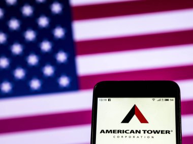 Kiev, Ukrayna - 30 Aralık 2018: Amerikan Kulesi Corporation gerçek emlak yatırım güven şirket logosu akıllı telefon görüntülenen gördüm