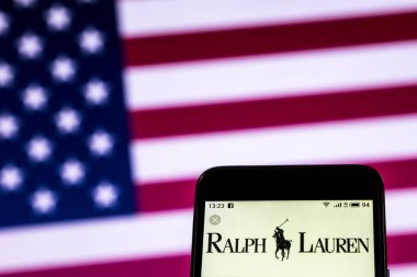 Kiev, Ukrayna - 30 Aralık 2018: Ralph Lauren Corporation moda şirket logosu akıllı telefon görüntülenen gördüm