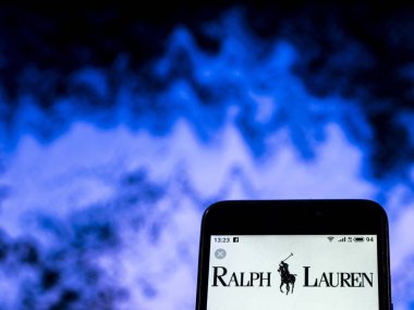 Kiev, Ukrayna - 30 Aralık 2018: Ralph Lauren Corporation moda şirket logosu akıllı telefon görüntülenen gördüm