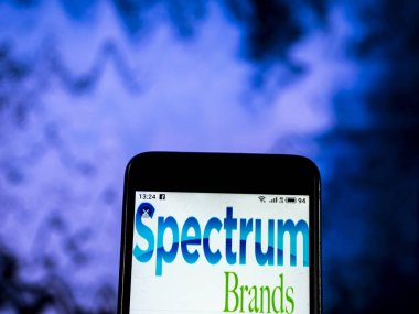 Kiev, Ukrayna - 30 Aralık 2018: Spectrum Brands şirket logosu akıllı telefon görüntülenen gördüm