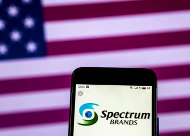 Kiev, Ukrayna - 30 Aralık 2018: Spectrum Brands şirket logosu akıllı telefon görüntülenen gördüm