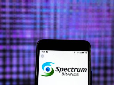 Kiev, Ukrayna - 30 Aralık 2018: Spectrum Brands şirket logosu akıllı telefon görüntülenen gördüm
