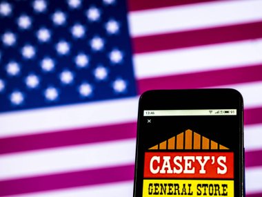 Kiev, Ukrayna - 30 Aralık 2018: Casey'nin genel mağaza bakkal şirket logosu akıllı telefon görüntülenen gördüm