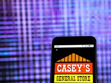 Kiev, Ukrayna - 30 Aralık 2018: Casey'nin genel mağaza bakkal şirket logosu akıllı telefon görüntülenen gördüm