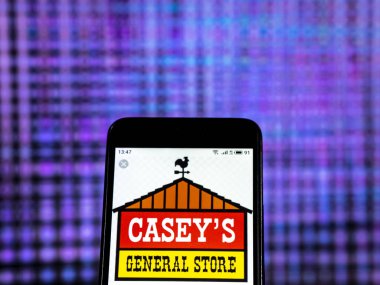 Kiev, Ukrayna - 30 Aralık 2018: Casey'nin genel mağaza bakkal şirket logosu akıllı telefon görüntülenen gördüm