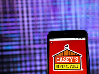 Kiev, Ukrayna - 30 Aralık 2018: Casey'nin genel mağaza bakkal şirket logosu akıllı telefon görüntülenen gördüm