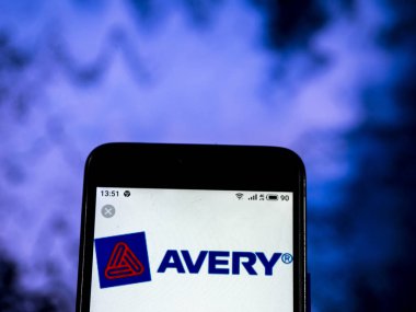 Kiev, Ukrayna - 30 Aralık 2018: Avery Dennison Şirket logosu üretim Adhesive akıllı telefon görüntülenen gördüm