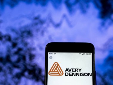 Kiev, Ukrayna - 30 Aralık 2018: Avery Dennison Şirket logosu üretim Adhesive akıllı telefon görüntülenen gördüm