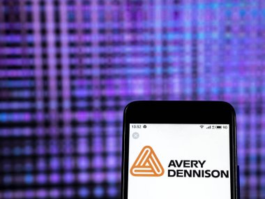 Kiev, Ukrayna - 30 Aralık 2018: Avery Dennison Şirket logosu üretim Adhesive akıllı telefon görüntülenen gördüm