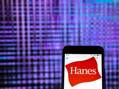 Kiev, Ukrayna - 30 Aralık 2018: Hanesbrands giyim şirket logosu akıllı telefon görüntülenen gördüm